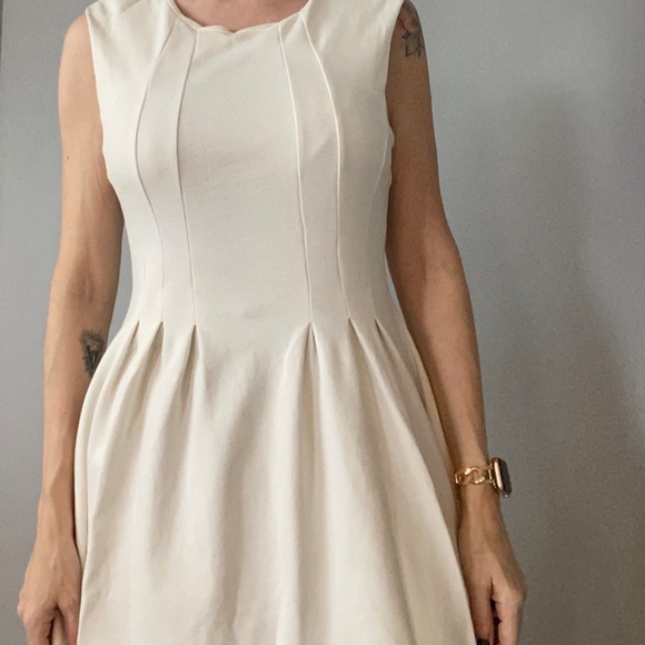 White sleeveless dress fit with flare - Picture 2 of 6